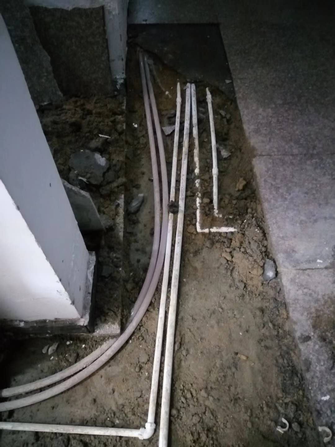 建始漏水，切勿盲目乱刨乱砸