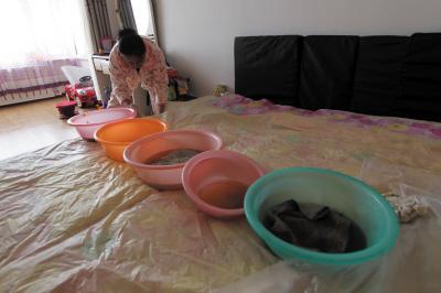 建始楼上漏水，住户失联，小区没物管，业主维权难！律师来支招……